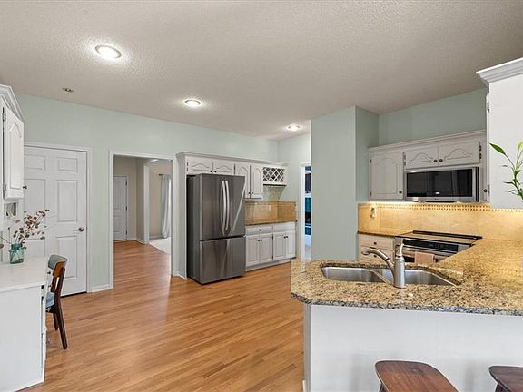 3rd image of 5811 W 124th St