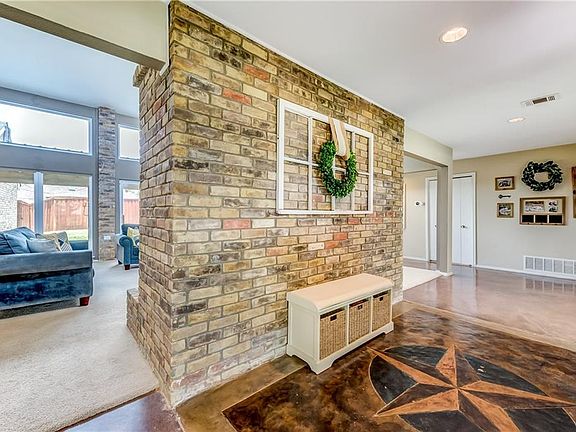 3rd image of 905 Raywood Cir