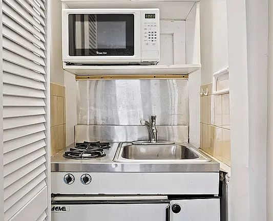 4th image of 318 Lexington Ave APT 5R