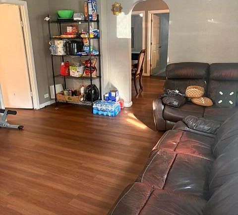 5th image of 820 Stillman St