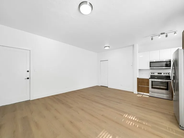 940 Jefferson Ave #8 — Photo 4