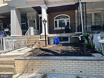 2nd image of 5815 Larchwood Ave