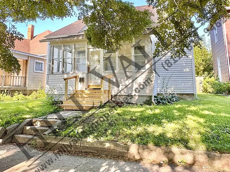 1915 S 8th St — Photo 1