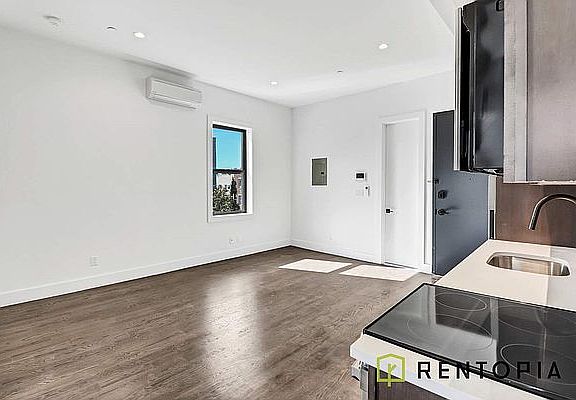 2nd image of 644 Lorimer St #3A