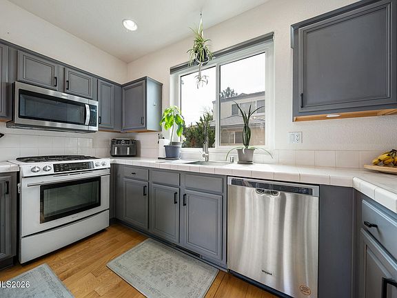 4th image of 501 Warren Ct