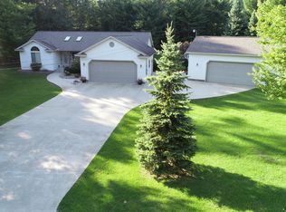 206 Ausable River Trl, Roscommon, MI 48653