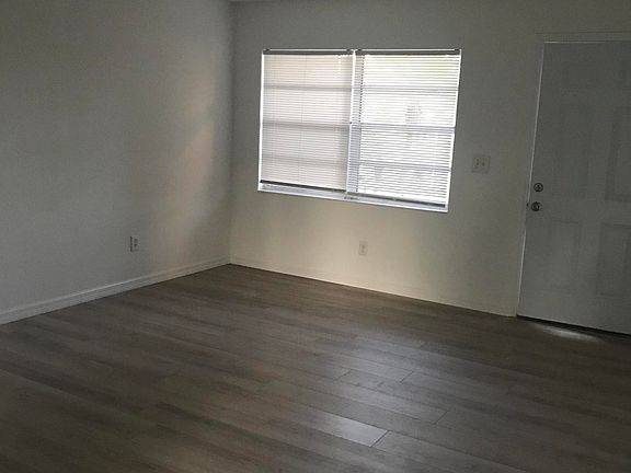 2nd image of 1120 Crescent Dr