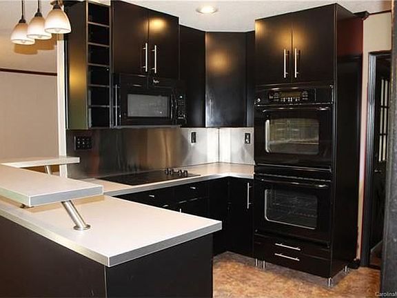 Custom kitchen w/ appliances