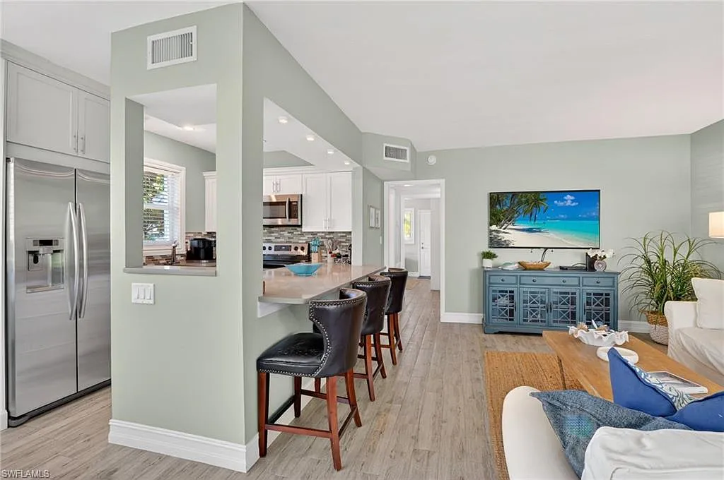2 bed, 1.0 bath, 760 sqft, $6,400 — Photo 2