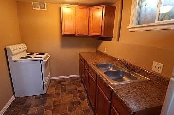 2nd image of 980 Iona St