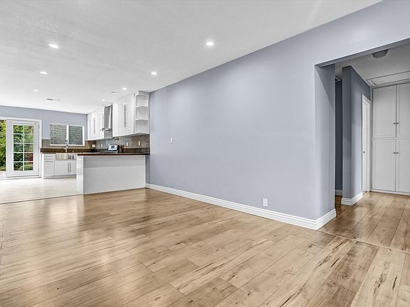 5th image of 5731 Lasaine Ave