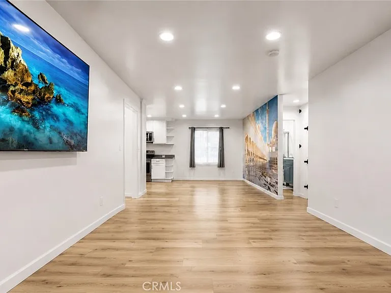 327 E Lanzit Ave — Photo 2