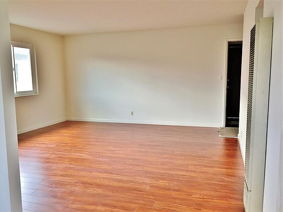 3rd image of 4-1582 Quebec Ct #4