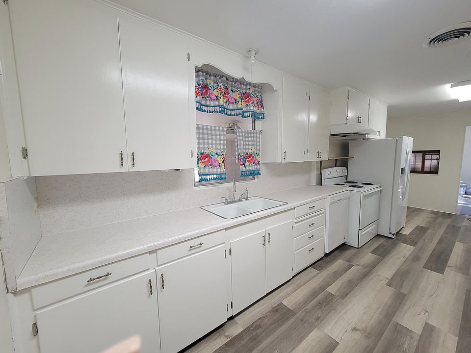 1045 Center St, Sabinal, TX 78881 Zillow