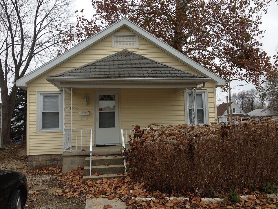 COVERED FRONT PORCH