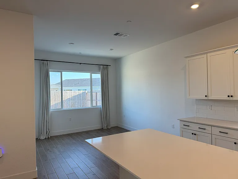 525 E Riverway Ave — Photo 14