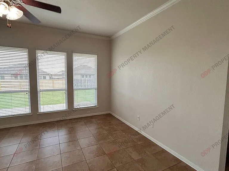 516 Cross Dr — Photo 2