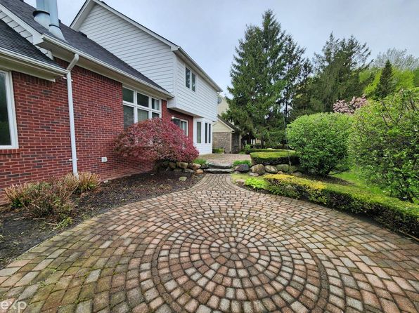 19913 Mapleton Dr, Macomb, MI 48044