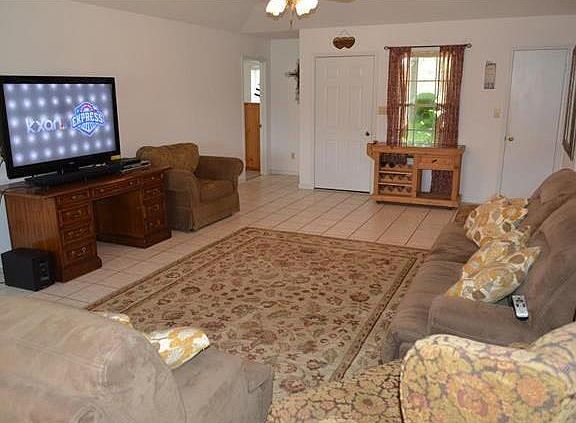3rd image of 210 Ancient Oaks Dr