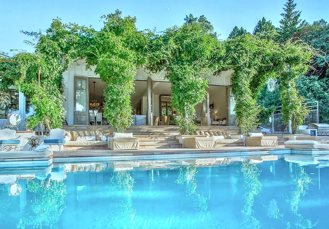 10 bed, 8000 sqft, $125,000 — Photo 1