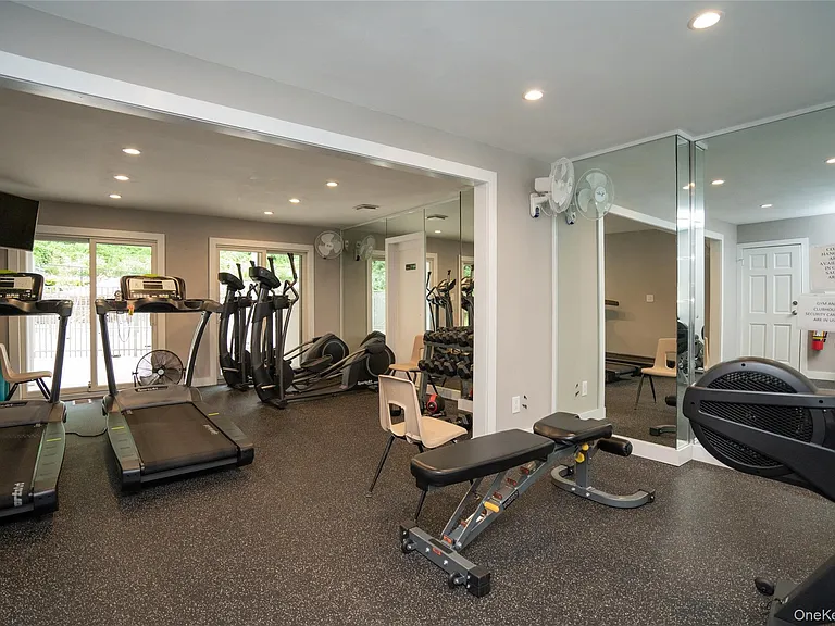 100 Woodlake Dr W — Photo 27
