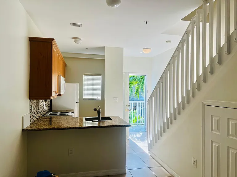 853 SW 2nd St #6 — Photo 2
