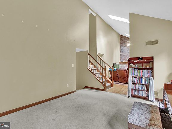 4th image of 30 Stoneridge Dr