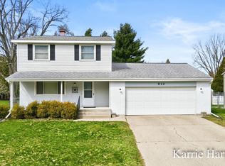 910 E Evergreen St, Greenville, MI