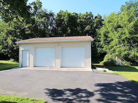 4th image of 128 Churchill Ave