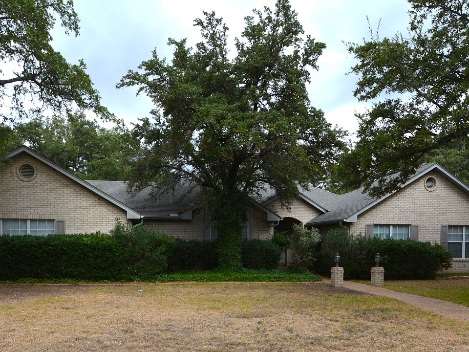 1st image of 101 Laurel Oaks Ln