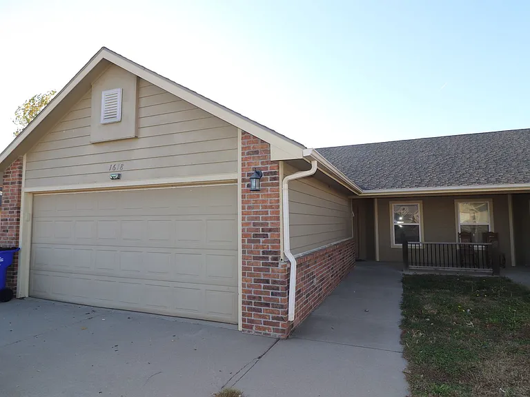 1618 Clover Dr — Photo 1