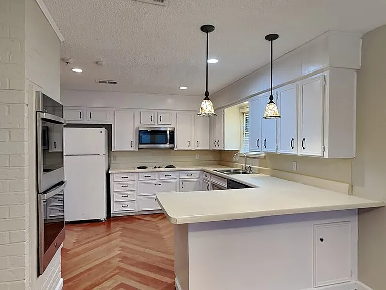 7709 Silveridge Dr — Photo 3