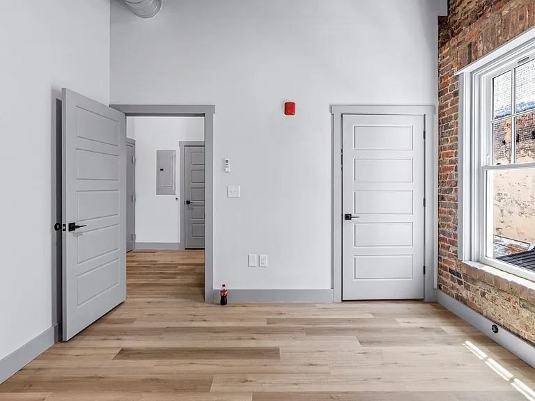 213 E Main St — Photo 10