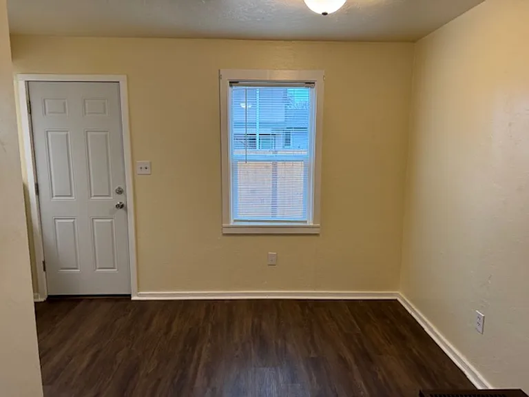 518 Alberts St — Photo 7