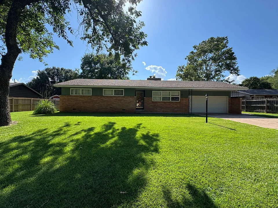 945 N Crestline Ave