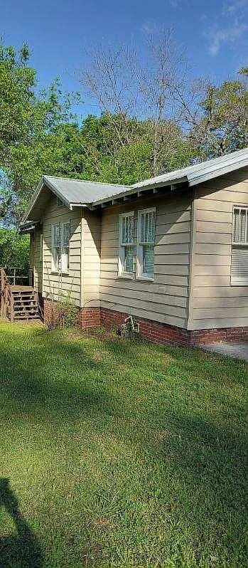 3 bed, 1000 sqft, $1,050 — Photo 2