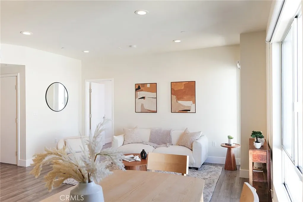 3 bed, 1327 sqft, $3,600 — Photo 2