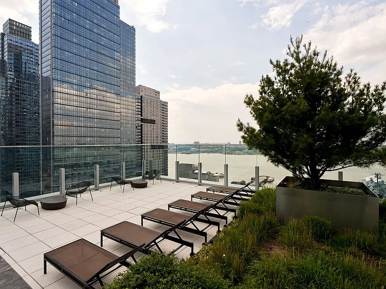 550 W 45th St #1206 — Photo 14