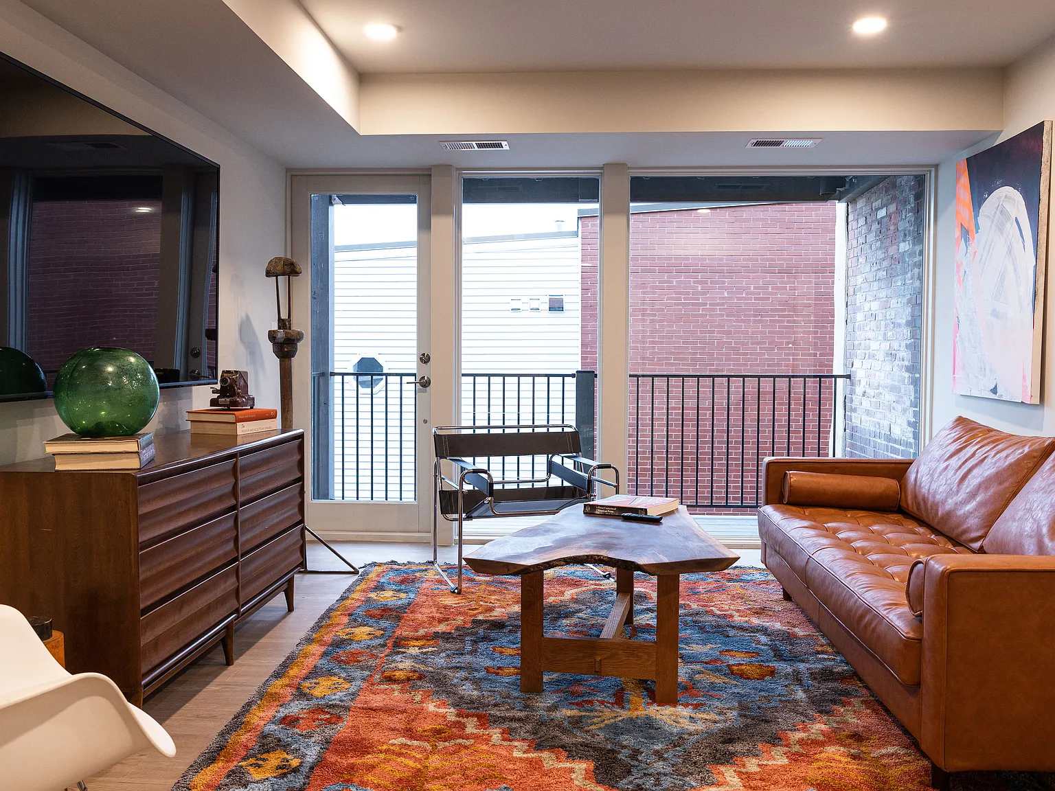 6 bed, 2400 sqft, $1,599 — Photo 1