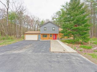 832 King Rd, Saratoga Springs, NY 12866