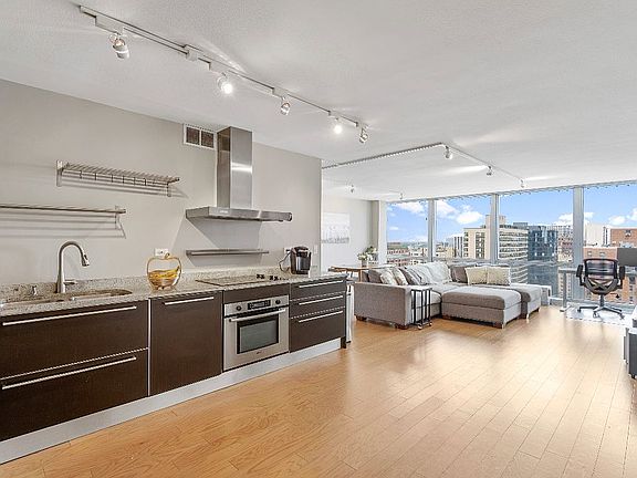3rd image of 340 W Diversey Pkwy APT 2018