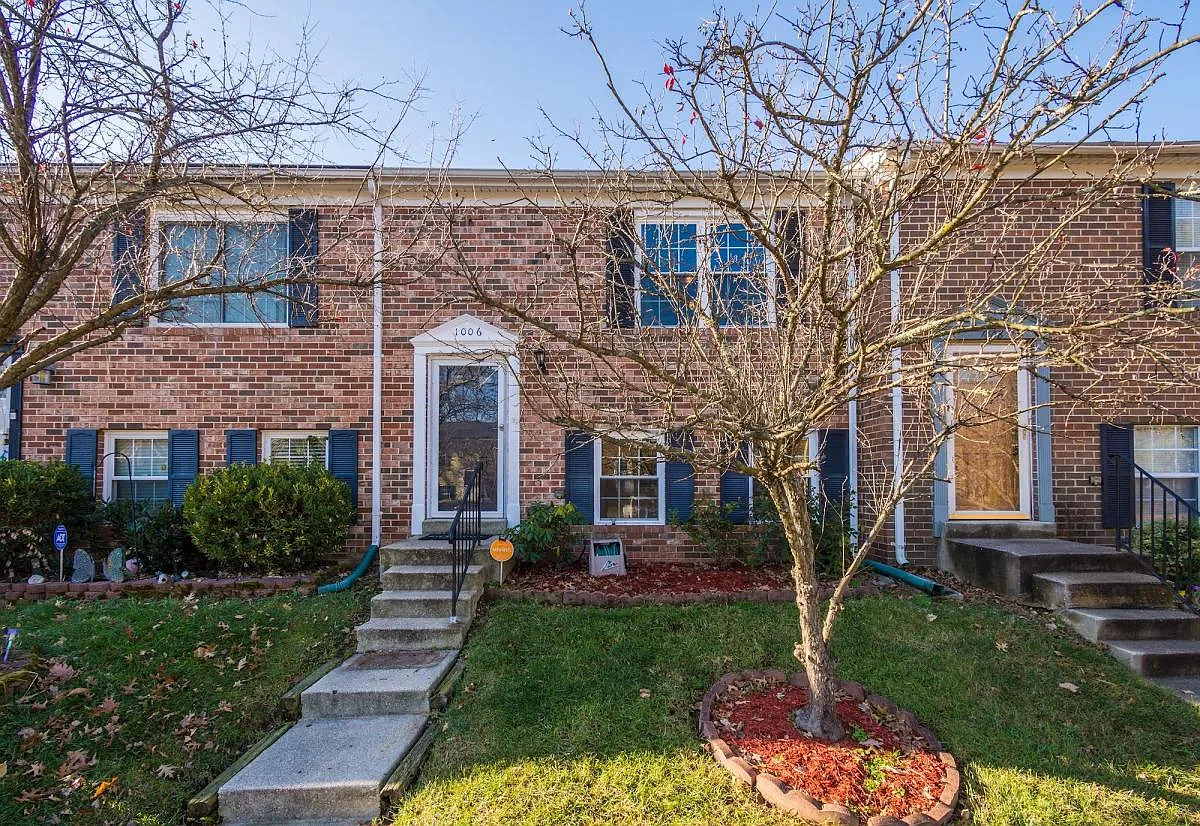 1006 Victoria Pl photo 1