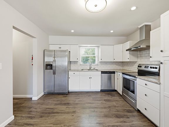 5th image of 23 Edwards Ave