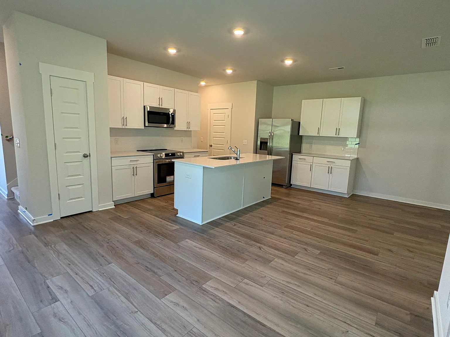 3 bed, 2.5 bath, 1673 sqft, $2,095 — Photo 2