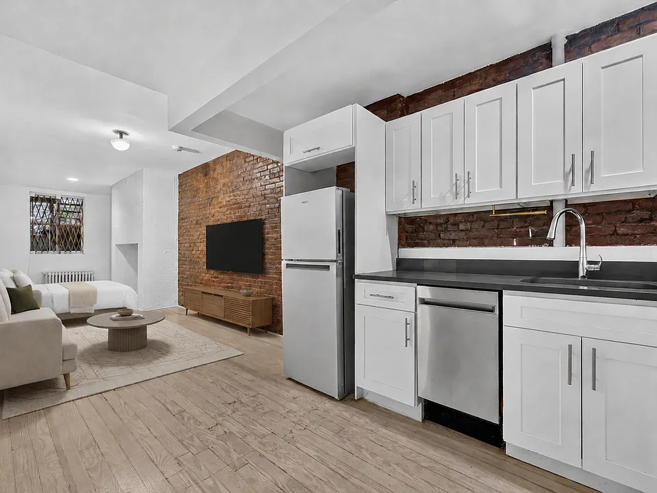 318 W 14th St #1D