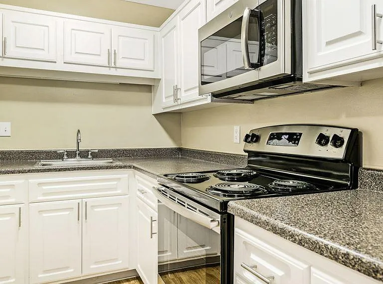 Hidden Creek Apartments — Photo 4