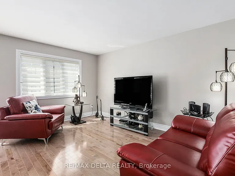 63 Johanne St — Photo 11