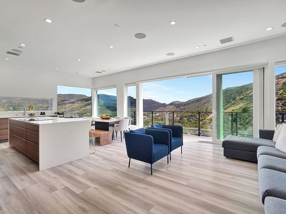 1st image of 990 Alta Vista Rd