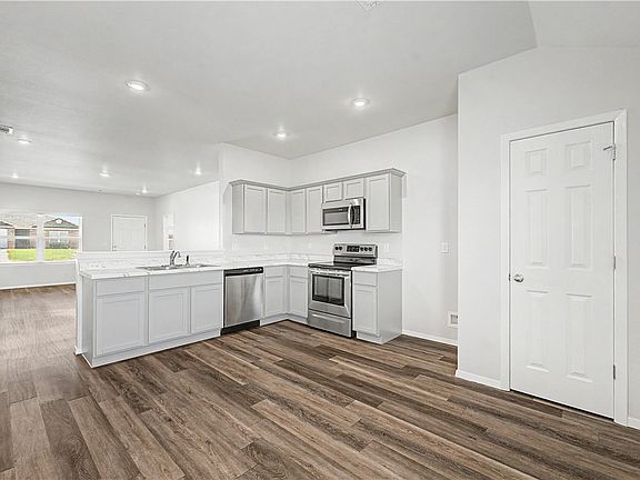 5th image of 811 Tanner Dr