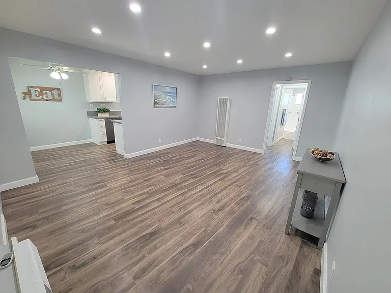 Marquis Apartments — Photo 15